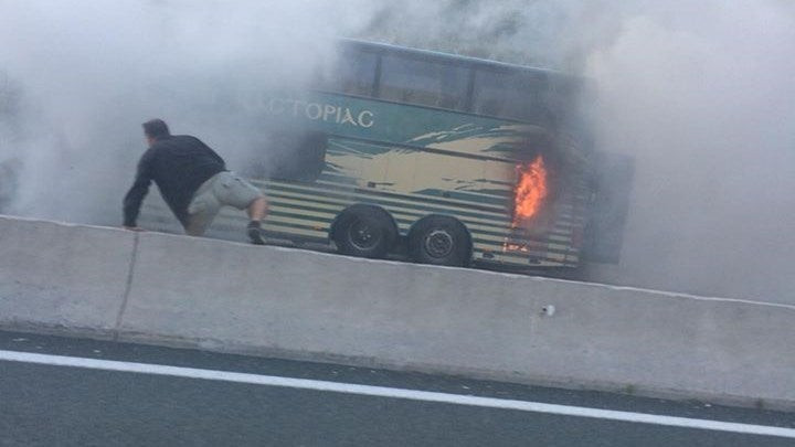 Στις φλόγες τυλίχθηκε λεωφορείο του ΚΤΕΛ Καστοριάς (βίντεο)